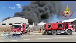 Cagliari, maxi incendio in un capannone: in azione i vigili del fuoco
