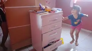 NAIANY RESOLVEU LAVAR E ORGANIZAR QUARTO DELAS.