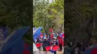 Apote&oacute;sico recibimiento de los hinchas de #udechile cerca del Nacional