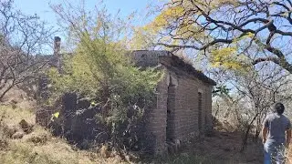Casita abandonada de adobe en medio de la sierra 