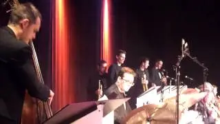 Backstage footage of Sinatra in concert