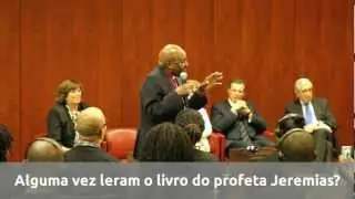 Desmond Tutu entrega diplomas da Academia Ubuntu