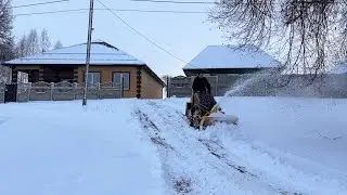 Сделал жене сюрприз. Все в шоке. Разгребаем снежные завалы. Живем в деревне.