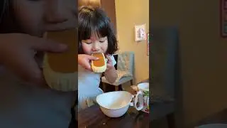 #восхитительно Ее первый кусочек японского чизкейка.