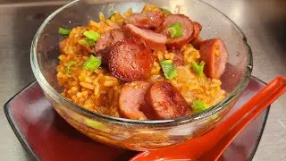Рис с кисло-сладкой соусом барбекю, приготовленный в одной сковороде.