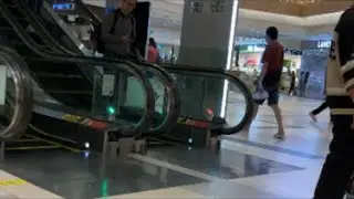 People watching 新加坡