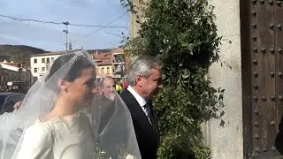 Carlos Sainz, orgulloso y radiante, lleva a su hija hasta el altar