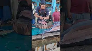Potong 3 Ikan Tuna Raksasa Sekaligus di Pasar Ikan Jembatan Puri Sorong!