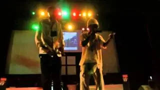 Pu&ntilde;os Arriba 2012