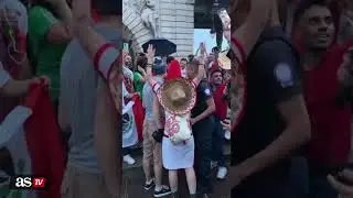 Mexicanos ponen a bailar a policías en París con 'La Chona' | Juegos Olímpicos | AS México