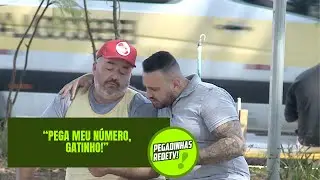 PAQUERANDO HOMENS NA PRA&Ccedil;A! | Pegadinhas RedeTV!