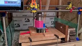Selbstgebaute CNC Fr&auml;se bei der Arbeit