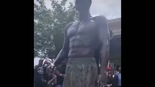 𝙏𝙃𝙀 𝘽𝙍𝙊𝙉𝙕𝙀𝘿 𝘽𝙊𝙈𝘽𝙀𝙍 unveiling the statue 🗿🗽                #shorts #boxing #legend