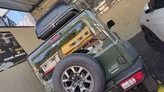 Suzuki Jimny Sierra com Bagageiro Maleiro Econ&ocirc;mico Grupo Thule Sportrack 370 Litros