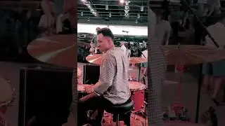 Mi hijo tocando bater&iacute;a con Josh Havens ( The Afters band)