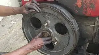 Procedure for changing the crankshaft oil seal of a 20 horsepower engine.