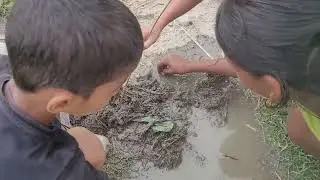 माछा मार्न  हिलो मा पसे केटाकेटी 😄🏃
