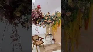 indoor floral design flower installation idea #florist #floraldesign #flowerarrangement #diyflowers