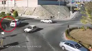Sujeto atropella a mujer