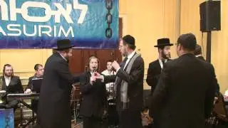 Michoel Streicher sings with son's and choir