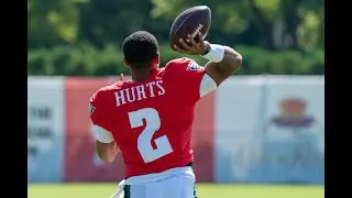 Eagles&rsquo; Jalen Hurts works at training camp