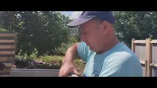 Сборка полиэстерольных корпусов на пасеке.