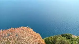 Monesteroli e il verde che si tuffa nel blu.