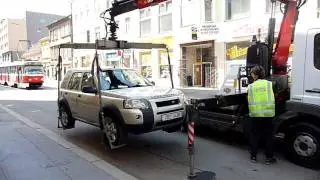 Odtah auta z Hybešovy ulice v Brně