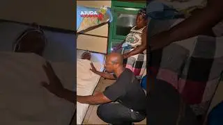 Marllen assiste o seu marido a orar por cura de uma pessoa afectada pelas cheias