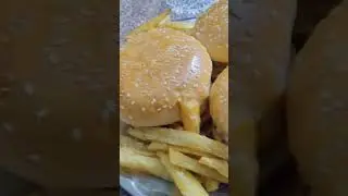 Crispy chicken burger #shortsvideo #shorts #youtubeshorts #itscookingtime #youtubevideos #appetizer