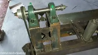 Foot powered wood lathe/mesin bubut genjot kaki.