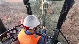 operando una retrocargadora