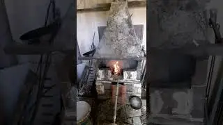 Le rythme du soufflet dans la forge &agrave; charbon.