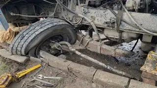 Shocking accident! Overloaded truck Tire  Blast, front Axle & Leaf Spring Completely Destroyed