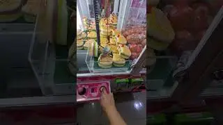 SQUISHY BURGER CLAW MACHINE #short #arcadegame