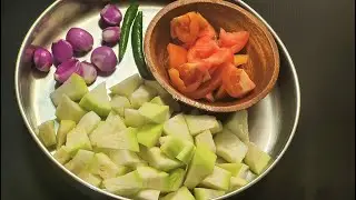 തേങ്ങ ചേർക്കാത്ത ചുരക്ക കറി/നാടൻ ഒഴിച്ചുകറി II Bachelor's Special Curry/Churakka Curry