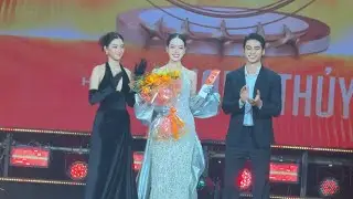 Thanh Thuỷ đánh bại Kỳ Duyên, Xuân Hạnh, được Tiểu Vy và Tuấn Ngọc trao giải Mỹ nhân của năm