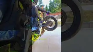 Chain lubing by ultra pro legends 😂 #shorts #stoppie