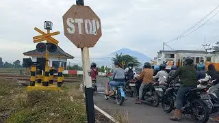 Railroad Crossing Indonesia || Perlintasan Kereta Api Terindah di Cirebon || View Gunung Ciremai