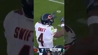 Swift with an inspiring play as the Bears lead against the Eagles 🏈 #nfl #bears #eagles