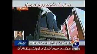 IMRAN KHAN  OF PTI - FALL DOWN FROM STAGE ( LIFTER ) - LIVE COVERAGE - by roothmens