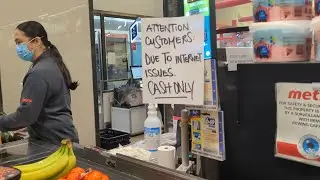 Due To Rogers Internet Outage Customers Pay Cash For Grocery
