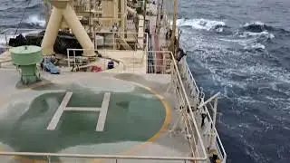 Kapal sedang Berlayar di laut jawa Berombak