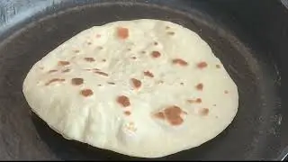 Піта на пательні Pita on a frying pan Pita en una sartén Pita në një tigan フライパンで焼いたピタパン