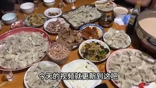 干完活的婆婆饿了进屋热点奶茶泡牛肉