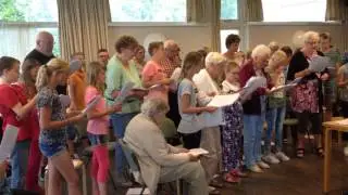 Kids & ouderen met dementie zingen samen in dagverzorging Herbranda.