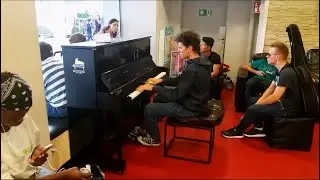 Shape of You and Danza Kuduro on Piano in Public - Thomas kruger