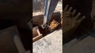Excavator Digging Deep! 💪🚜 #constructionlife #constructionequipment #heavycivil #heavyequipment