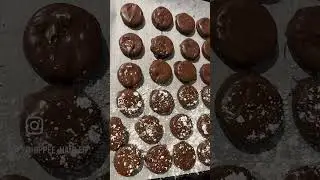 Chocolate coated, peanut butter Ritz crackers! #ritz #peanutbutter #chocolate #dessert #cookies