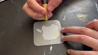 Customising an apple sticker in gold! | #kvnvas